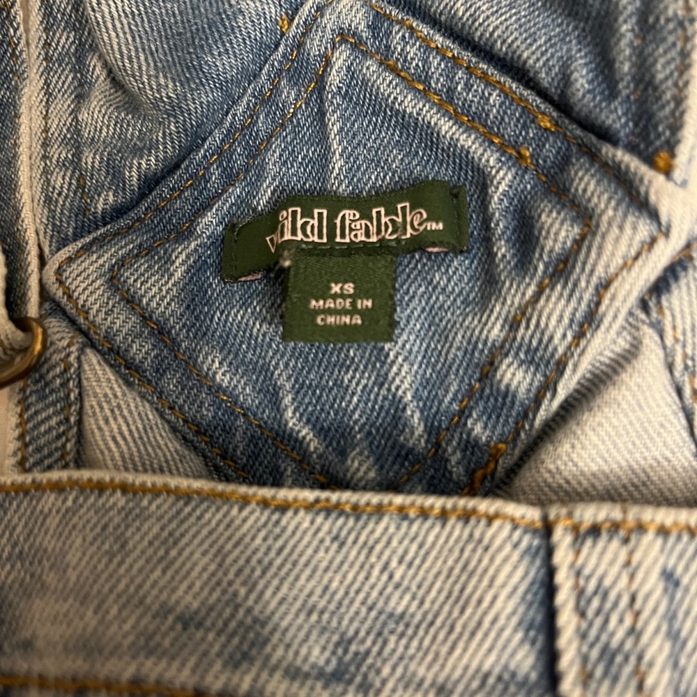 I am selling Jean overalls that are shorts. Amazing for summer !!